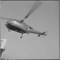 L'Alouette III, s'apprête à se poser sur le port d'Alger.