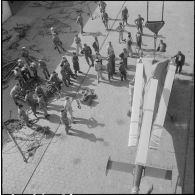 Vue de l'Alouette III prête à être embarquée.<br>