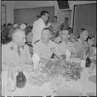 Début du déjeuner officiel, on reconnaît les colonels de Lassus Saint-Genies et Ravier.