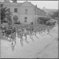 Cortège funèbre se rendant à l'église.