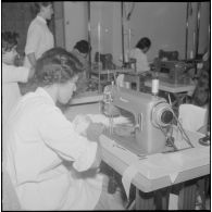 La couture à la machine.