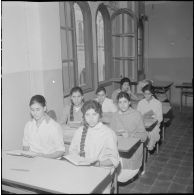 Aspect d'une salle de classe pendant la leçon.