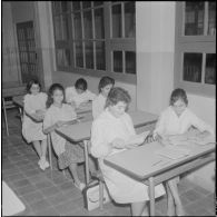 Aspect d'une salle de classe pendant la leçon.