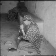 Section administrative spécialisée (SAS) d'Akourma. Femme pilant du café.