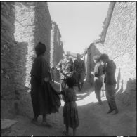 Section administrative spécialisée (SAS) d'Akourma. Le chef de la SAS dans les ruelles du village.