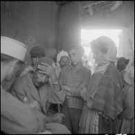 Section administrative spécialisée (SAS) d'Akourma. Le chef de la SAS s'entretient avec le chef de village.