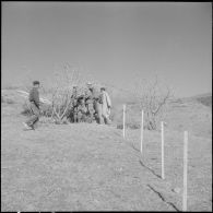 Section administrative spécialisée (SAS) d'Akourma. Les habitants, en compagnie des moghaznis, jalonnent la future piste qui aboutira au village.