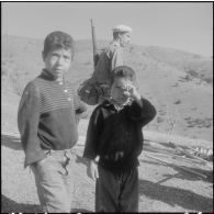 Section administrative spécialisée (SAS) d'Akourma. Mahjoub avec un autre enfant.