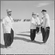 Bir el Adal. Cérémonie de l'échange des montures. Remise de décoration.