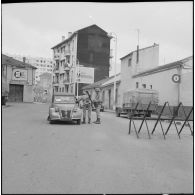 Alger. Des soldats vérifient une voiture à un barrage.