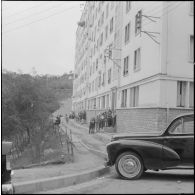 Alger. Climat de France. Un groupe de manifestants dans la rue en bas d'un immeuble.
