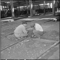 Alger. SNCFA. Maintenance des rails au dépôt des chemins de fer algériens (CFA).
