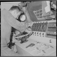 Alger. SNCFA. Vue intérieur d'un poste de pilotage d'une locomotive au dépôt des chemins de fer algériens (CFA)..