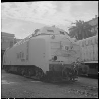 Alger. SNCFA. Locomotive Alsthom de 2000 CV construction française au dépôt des chemins de fer algériens (CFA).