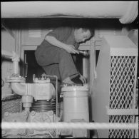 Alger. SNCFA. Vérification du moteur au dépôt des chemins de fer algériens (CFA).