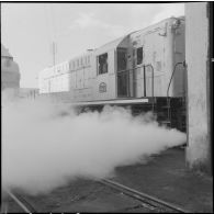 Alger. SNCFA. Vérification du fonctionnement du générateur de vapeur de chauffage au dépôt des chemins de fer algériens (CFA).