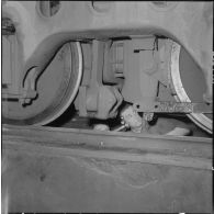 Alger. SNCFA. Vérification de roues d'un train au dépôt des chemins de fer algériens (CFA).