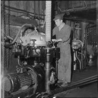 Alger. SNCFA. Clarification des huiles sur appareil centrifuge au dépôt des chemins de fer algériens (CFA).