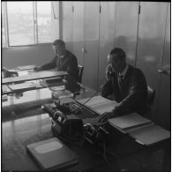 Alger. SNCFA. Le bureau du poste de commandement (PC) exploitation et de son adjoint traction.