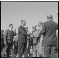 Maison Blanche. Robert Buron, sur les chantiers de la nouvelle piste félicite les artisans de cette réalisation.