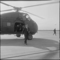 Maison Blanche. Arrivée de Robert Buron par hélicoptère Sikorsky du Rocher Noir.