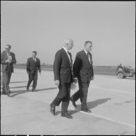 Maison Blanche. Robert Buron et monsieur Tamzali vice-président de la chambre de commerce.