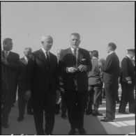 Maison Blanche. Robert Buron et monsieur Tamzali vice-président de la chambre de commerce.