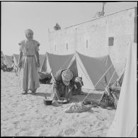 Fabrication de la Kesra sous les murs du bordj de Sif-el-Ménadi.
