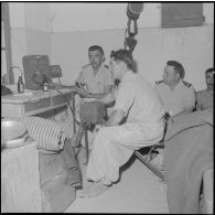 Liaison radio, le soir dans le bordj.