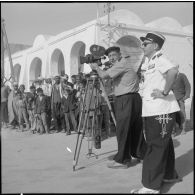 El Oued. L'opérateur Gérard Py du Service cinématographique des armées (SCA) pendant le tournage place du marché.