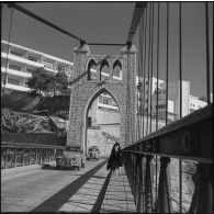 Constantine. Devant la passerelle de Sidi M'Cid.