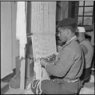 El Oued. Artisanat local. Tissage de tapis à la main.