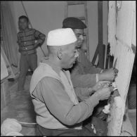 El Oued. Artisanat local. Tissage de tapis à la main.