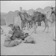 El Oued. Le peloton de méharistes devant la brigade.