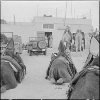 El Oued. Le peloton de méharistes devant la brigade.