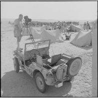 El Oued. L'opérateur du service cinématographique des armées (SCA) Gérard Py pendant le tournage du film.