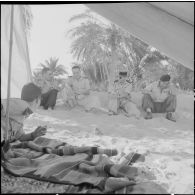 El Oued. Tout le monde recherche l'ombre.