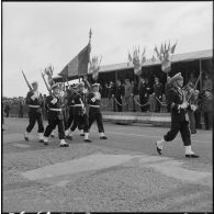 Alger. Cérémonie du 11 Novembre 1961. Défilé devant les autorités.