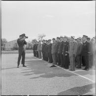 La Reghaïa. Cérémonie du 11 Novembre 1961. Le reporter du Service cinématographique des armées (SCA) Alain Darchy en plein travail.
