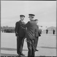 La Reghaïa. Cérémonie du 11 Novembre 1961. Remise de décoration par le général Fourquet.