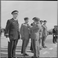 La Reghaïa. Cérémonie du 11 Novembre 1961. Remise de décoration par le général Ailleret.
