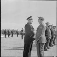 La Reghaïa. Cérémonie du 11 Novembre 1961. Remise de décoration par le général Ailleret.