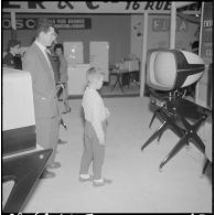 Alger. Exposition d'électroménager. Stand de téléviseurs.