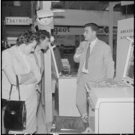 Alger. Exposition d'électroménager. Un jeune couple s'intéresse vivement à un modèle de four-cuisinière.