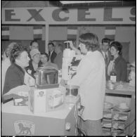 Alger. Exposition d'électroménager. Démonstration de divers appareils ménagers.