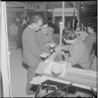 Alger. Exposition d'électroménager. Machine à coudre.