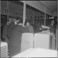 Alger. Exposition d'électroménager. Stand de frigidaires.