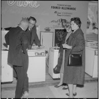 Alger. Exposition d'électroménager. Divers visiteurs, devant les stands de machines de cuisine.