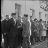 Alger. Caserne d'Orléans. Le Colonel Coll passe dans les rangs du personnel civil.