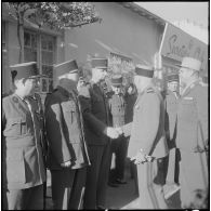 Alger. Caserne d'Orléans. Le Colonel Coll passe dans les rangs des officiers et sous-officiers.